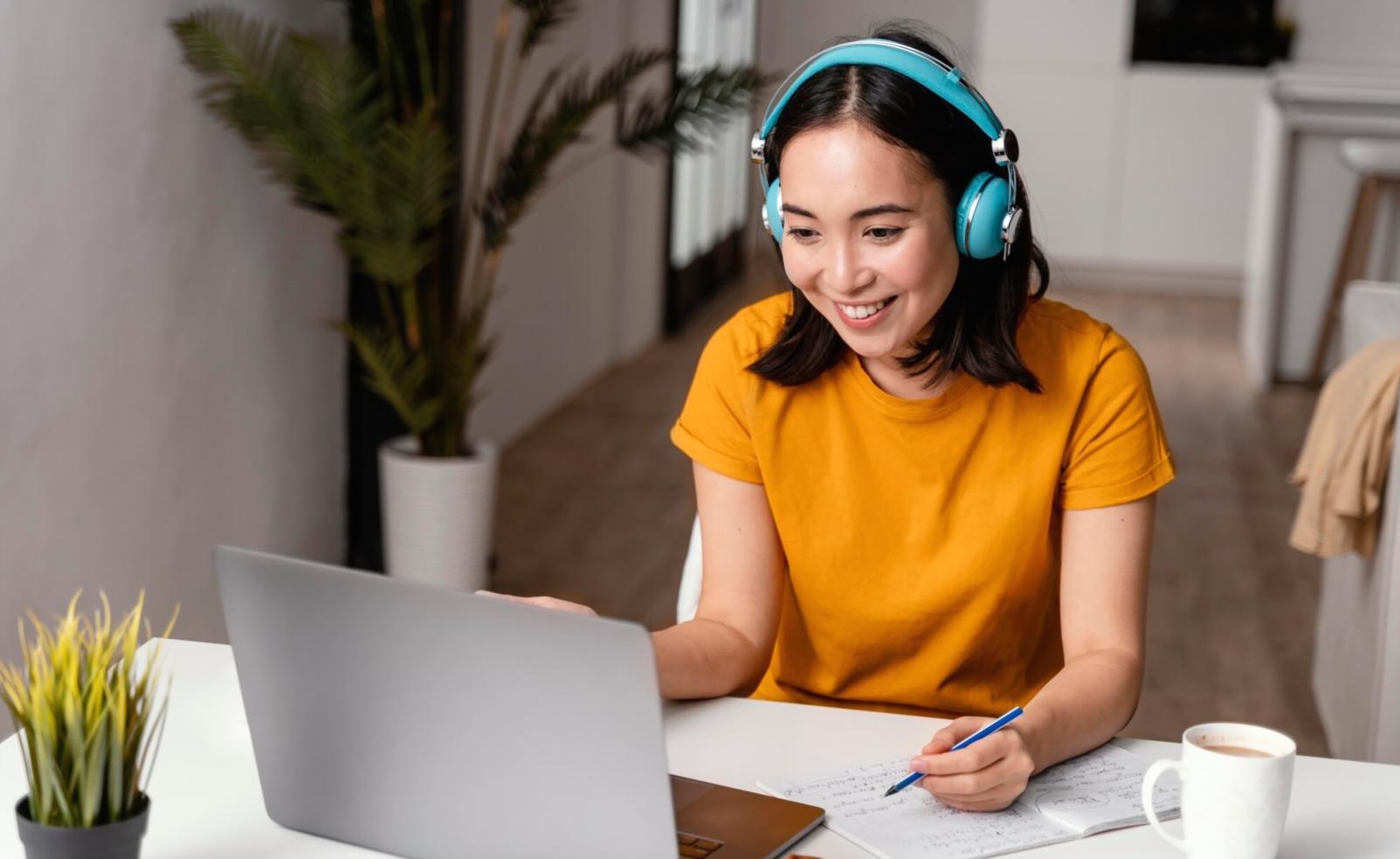 Sessione di webinar con partecipanti attivi e discussione finanziaria