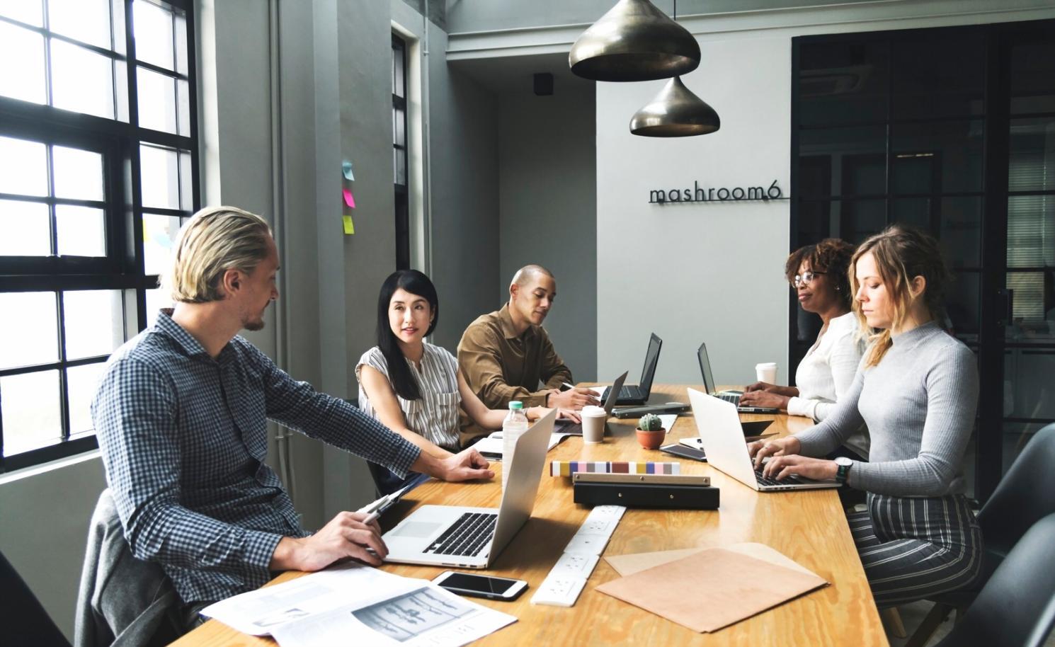 Vista dell'ufficio finthoryvia a Reggio Emilia con documenti finanziari e grafici di analisi del capitale circolante